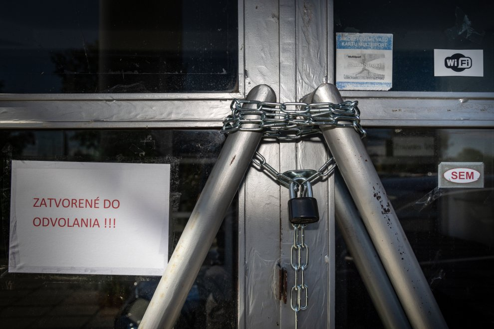 Zatvorená hala na Znievskej s nápisom Zatvorené do odvolania